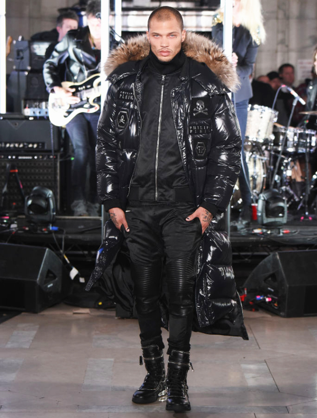 Ungkarl konto skraber Jeremy Meeks, “sexy mugshot guy” makes catwalk debut at NYC Fashion Week -  TRACE